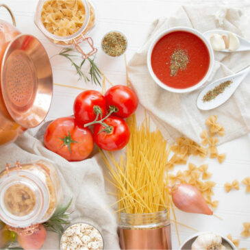 Spaghetti, tomato sauce and onion: a story of true love.